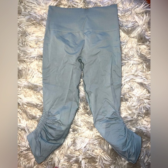 RARE LULULEMON- Sage Green- Sz 6- TARYN TOOMEY- Awakening Cropped Legging 17” - Picture 7 of 9